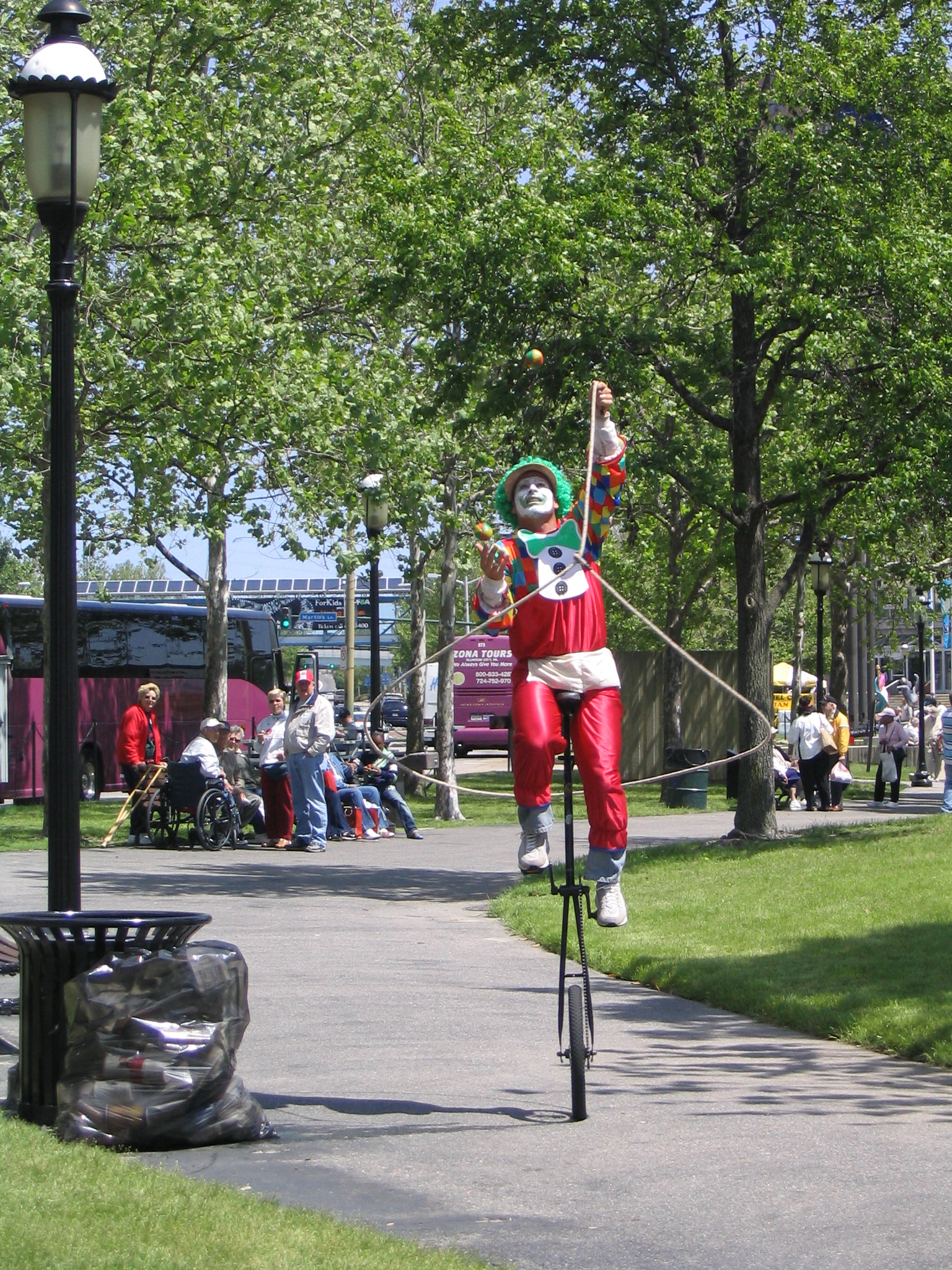 Unicycle-rope-juggle super clown