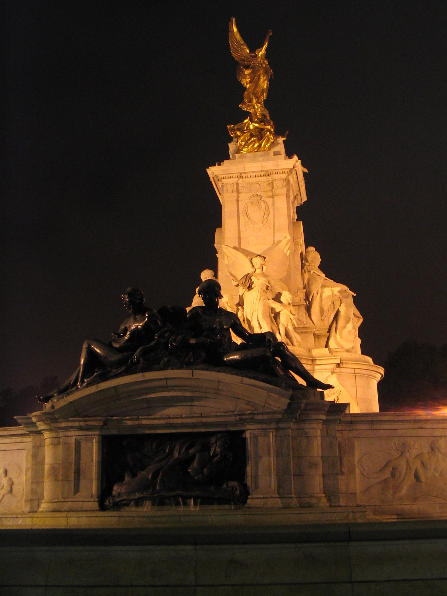 Buckingham Palace Statue