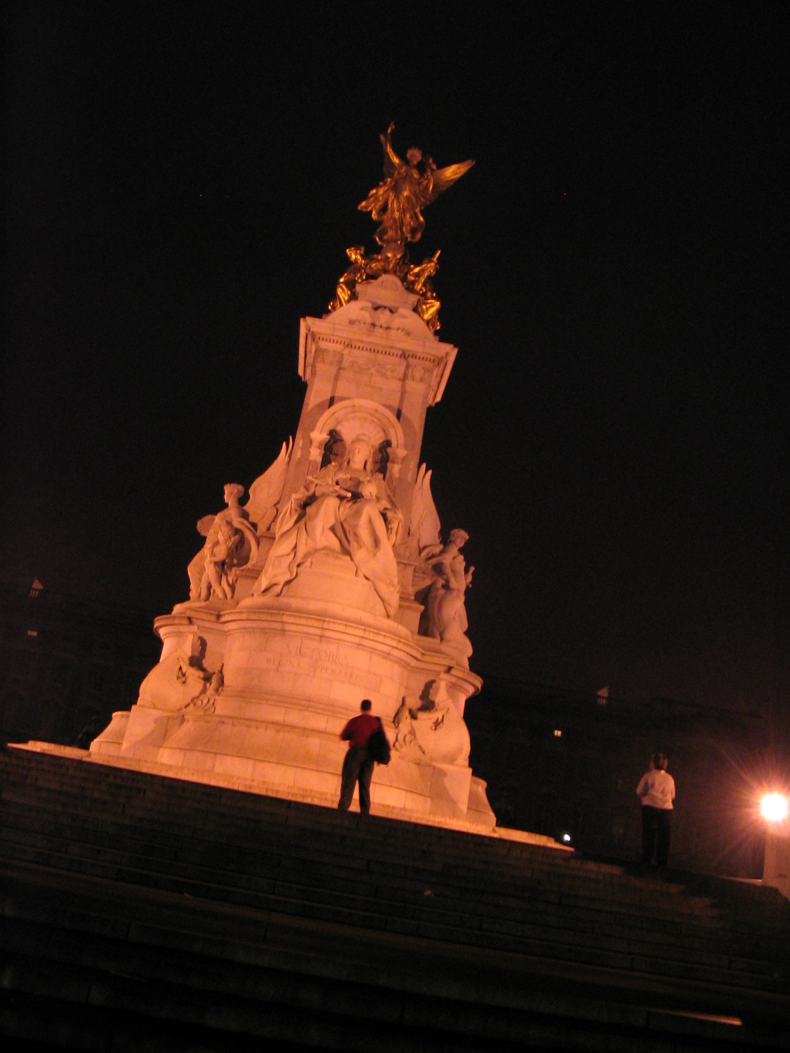 Buckingham Palace Statue